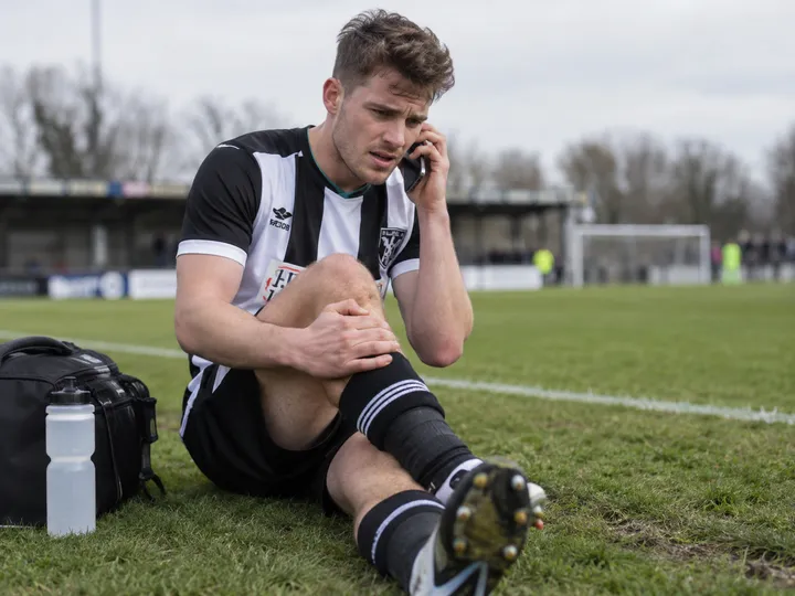Rugby player calling for urgent physiotherapy appointment for sports injury