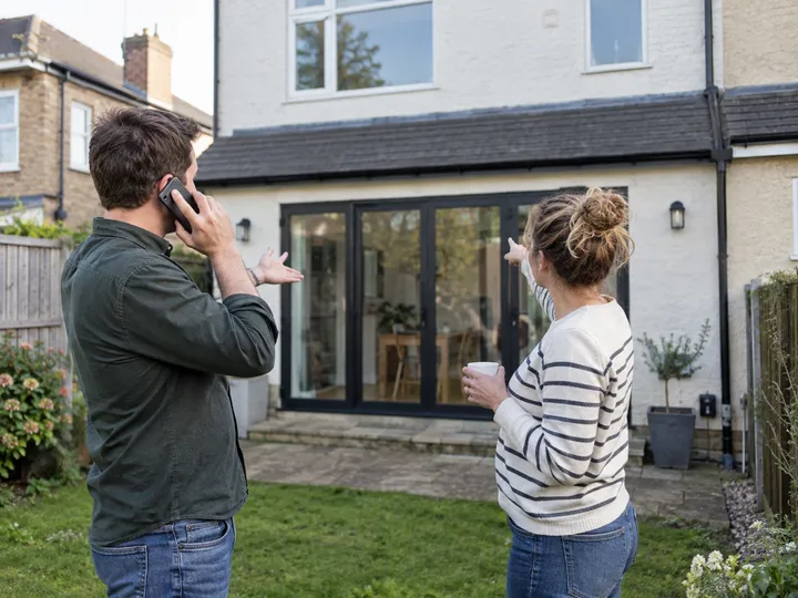 Homeowners requesting a quote while tradie is on another job