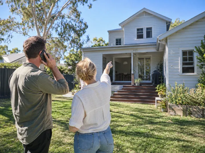 Homeowners requesting a quote while tradie is on another job